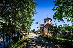 Pravoslavni hram Sretenja Gospodnjeg u turistickom kompleksu Suncana Reka