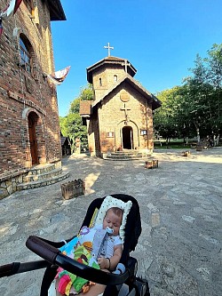 Главни улаз у храм Сретења Господњег у туристичком комплексу