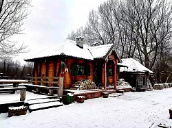 Црква етно село Сунчана река - Верски мир поред брзака Дрине код Сунчане Реке  Прилазна стаза храму Сретења која иде дуж обале Дрине  Храм Сретења Господњег као светионик на обали реке Дрине