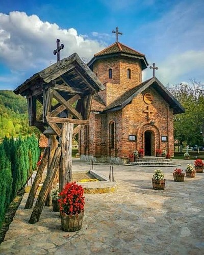 Српска православна црква Сретења Господњег у Горњој Ковиљачи - етно село Сунчана река