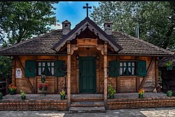 Црква етно село Сунчана река - Осећај благодати и спокоја у храму на Сунчаној Реци  Храм Сретења Господњег – место где душа проналази мир  Светлост и духовност у најлепшем православном храму Подриња