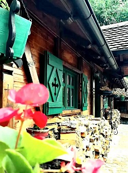 Црква етно село Сунчана река - Најлепши кадар за успомену из храма Сретења Господњег  Јединствена лепота храма Сретења коју вреди посетити  Било да сте верник или пролазник, овај храм вас неће оставити равнодушним