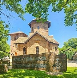 Црква Сунчана река - Нестварна лепота беле светиње изнад смарагдне воде Дрине  Храм Сретења Господњег окружен нетакнутом природом Подриња  Хармонија природе и архитектуре: Храм Сретења на Сунчаној Реци  Најлепши поглед на реку Дрину са прага Храма Сретења Господњег - Храм Сретења Господњег изграђен у духу традиције српских задужбина  Историја и вера уклесани у зидове храма на Сунчаној Реци  Симбол трајања и православља у лозничком крају: Храм Сретења  Архитектура која чува сећање на немањићке храмове на Дрини