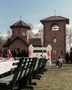 Црква Сунчана река - Прослава храмовне славе Сретење Господње на Сунчаној Реци  Свечана литија око храма Сретења Господњег поред Дрине  Ломљење славског колача у порти храма Сретења Господњег