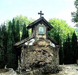 Храм у Сунчаној реци Камена чесма у порти храма са светом и чистом водом Храм Сретења Господњег – бисер православне архитектуре у Бањи Ковиљачи  Најлепши православни храм у околини Бање Ковиљаче на обали Дрине  Поглед на белу светињу храма Сретења из правца Бање Ковиљаче  Верски симбол и понос Бање Ковиљаче: Храм Сретења Господњег  Hram Sretenja Gospodnjeg Banja Koviljaca najlepsa crkva u Podrinju - Камена чесма у порти храма са светом и чистом водом