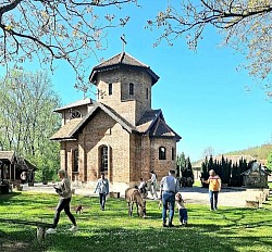 Црква у Сунчаној реци - Најлепши православни храм у околини Бање Ковиљаче на обали Дрине  Поглед на белу светињу храма Сретења из правца Бање Ковиљаче  Верски симбол и понос Бање Ковиљаче: Храм Сретења Господњег