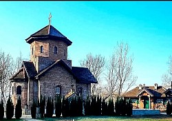 Црква у Сунчаној цркви - Архитектура храма Сретења Господњег у Горњој Ковиљачи - спољашњост  Храм Сретења Господњег у загрљају планине Гучево и Дрине  Вечерња илуминација храма Сретења Господњег на Сунчаној Реци  Звоник храма Сретења Господњег који доминира обалом Дрине