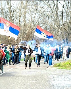 Црква у Сунчаној цркви - Младенци на обали Дрине након венчања у храму Сретења
