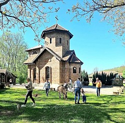 Црква Горња Ковиљача - Jedinstvena arhitektura najlepse crkve u Gornjoj Koviljaci  Najlepsi pravoslavni hram za krstenje u zapadnoj Srbiji  Turisticka atrakcija i duhovni biser hram Sretenja Gospodnjeg