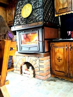 Црква Сунчана река - Убедљиво најлепши храм у читавој западној Србији и Подрињу  Храм који морате видети: Сретење Господње у Горњој Ковиљачи  Најфотогеничнија црква на Балкану смештена на самој реци  Духовни бисер Србије: Све о храму Сретења на Сунчаној Реци