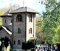 Црква Сунчана река - Историјски стил градње храма Сретења Господњег на Сунчаној Реци  Место сабрања и молитве: Храм Сретења Господњег у срцу Подриња  Чувар традиције и вере: Православни храм поред реке Дрине -Тишина која говори: Празна порта храма Сретења у рану зору  Духовно окрепљење за све госте и пролазнике комплекса