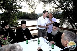 Црква Сунчана река - Његова Светост Патријарх српски благосиља храм Сретења Господњег на Дрини  Дочек Патријарха српског у порти најлепшег храма на Сунчаној Реци  Молитвено заједништво: Патријарх српски са верним народом у Горњој Ковиљачи  Његова Светост Патријарх током свете литургије у храму Сретења Господњег  Историјска посета Патријарха српског храму на обали реке Дрине