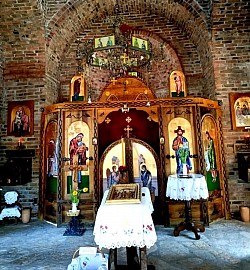 Црква Сунчана река - Место сабрања и молитве: Храм Сретења Господњег у срцу Подриња -Ручно рађен иконостас у најлепшем храму у Подрињу  Фрескопис и детаљи икона у храму на Сунчаној Реци  Светлост која обасјава олтар храма Сретења Господњег  Златни полијелеј и централни део унутрашњости цркве