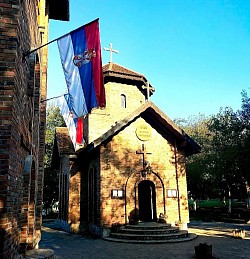 Црква Сунчана река - Храм Сретења Господњег на самој обали – симбол нераскидиве везе са Дрином  Бела силуета најлепшег храма која се огледа у таласима Дрине  Шетња обалом Дрине поред порте најлепшег храма у Бањи Ковиљачи  Природни мир и дух православља на обали реке код Сунчане Реке