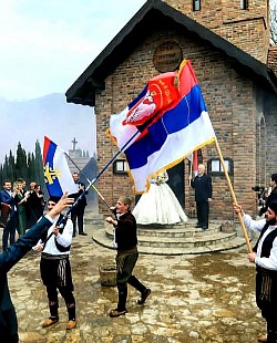 Црква Сунчана река - Црква Сунчана река - Младенци на обали Дрине након венчања у храму Сретења испред храма после венчања уз српске заставе