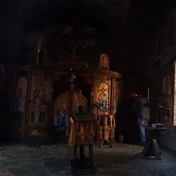 Црква Сунчана река - Светлост која обасјава олтар храма Сретења Господњег  Златни полијелеј и централни део унутрашњости цркве  Детаљ дубореза и престоних икона у храму на Дрини