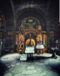 Црква Сунчана река - Унутрашњост храма Сретења Господњег - мир и молитва  Ручно рађен иконостас у најлепшем храму у Подрињу - Мир који само Дрина и Храм Сретења могу да пруже