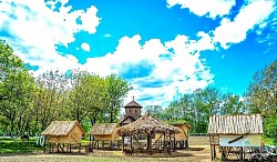 Црква Сунчана река - Храм Сретења Господњег као духовни чувар моста и обале  Пешчана плажа Сунчане Реке са храмом Сретења у позадини  Звук црквених звона који се меша са жубором реке Дрине  Храм Сретења Господњег док Дрина тихо тече поред порте  Бела светиња која израња из зеленог обалског појаса Дрине  Најлепше место за молитвени пропланак на самој обали