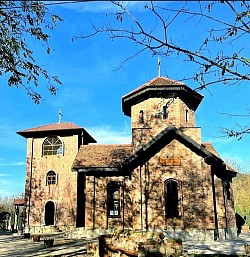 Црква Сунчана река - Панорама цркве Сретења Господњег у оквиру комплекса Сунчана Река  Црква која пркоси времену и природи на обали смарагдне реке  Духовна оаза на десној обали Дрине – црква Сретења Господњег