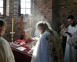 Литургија Сунчана река - Духовни мир и тишина унутар зидина храма Сретења Господњег  Молитвено уточиште на обали Дрине: Храм Сретења Господњег  Снага вере у најлепшем храму Горње Ковиљаче  Осећај благодати и спокоја у храму на Сунчаној Реци