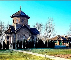 Црква Сунчана река - Мир који само Дрина и Храм Сретења могу да пруже -Тишина која говори: Празна порта храма Сретења у рану зору  Духовно окрепљење за све госте и пролазнике комплекса