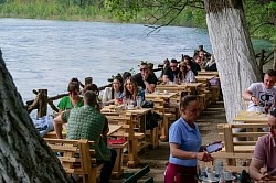 Етно село Сунчана река - Велико народно сабрање код храма Сретења Господњег на Дрини  Верни народ Подриња у молитви испред храма Сретења Господњег  Сабор верника у порти најлепшег храма на Сунчаној Реци  Мноштво народа на литургији поред реке Дрине