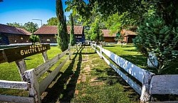 Етно село Сунчана река - Храм Сретења Господњег – понос Горње Ковиљаче и целе Србије  Место где се земља и небо спајају: Најлепши храм на Дрини  Храм Сретења – симбол наде, мира и лепоте на Сунчаној Реци  Духовно срце комплекса Сунчана Река и најупечатљивији објекат на реци  Храм који се не заборавља: Лепота Сретења Господњег на обали Дрине