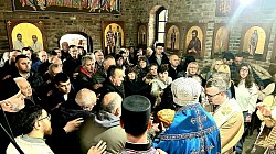 Празнично сабрање верног народа испред храма Сретења Господњег у Етно-селу Сунчана река поводом храмовне славе 2026. године.