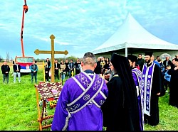 Његово Преосвештенство Епископ Јеротеј благосиља место изградње новог храма Рођења Пресвете Богородице