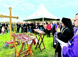 Епископ Јеротеј у молитви током освећења темеља будућег храма у шабачком крају