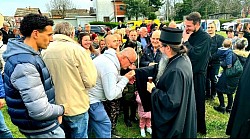 Верни народ Шапца окупљен на заједничкој молитви током освећења земљишта за нову светињу