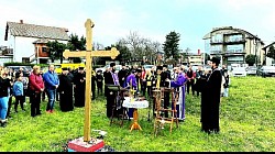 Дрвени крст постављен на месту будућег олтара храма Рођења Пресвете Богородице