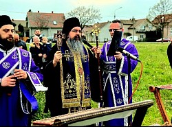 Свештенство шабачке епархије сабрано око Епископа Јеротеја на молитвеном чину у Шипурским Ливадама.  Верни народ Шапца окупљен на заједничкој молитви током освећења земљишта за нову светињу.  Група верника и свештенства присуствује историјском тренутку побијања крста за нови храм.  Атмосфера са молитвеног сабрања у насељу Шипурске Ливаде поводом почетка градње цркве