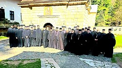 Сцена свете тајне исповести унутар манастирског храма Света тајна исповести свештенства архијерејског намесништва лозничког у манастиру Троноша код Лознице. На фотографији се види протојереј-ставрофор Бранко Ђурчин, пензионисани клирик Епархије бачке и дугогодишњи духовник заједнице „Земља живих“, како по благослову Преосвећеног Епископа шабачког господина Јеротеја исповеда свештенике Епархије шабачке током традиционалног великопосног сабрања у марту 2026. године