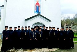 Манастир Чокешина као центар духовног сабрања намесништва лозничког Поглед на манастир Чокешина, светињу Епархије шабачке, где је 31. марта 2026. године настављено великопосно сабрање свештеника архијерејског намесништва лозничког. Фотографија приказује место приступања светој тајни исповести клира лозничког краја пред исповедником протојерејем-ставрофором Бранком Ђурчином, истичући значај манастира као духовних центара за свештенство и верни народ под благословом владике Јеротеја