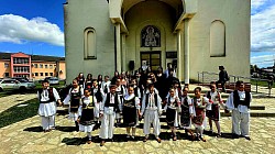 Његово Преосвештенство Епископ шабачки г. Јеротеј је служио 12. маја 2026. године, на празник Светог Василија Острошког, свету Литургију у храму Светог Василија Острошког у Касарским Ливадама, којом је овај храм обележио храмовну славу и 25 година од свог освећења. „Молитве Светог Василија Острошког чине чудеса и његово молитвено ћутање и стајање пред Богом је ехо и одјек највеличанственијег ћутања које постоји у нашој Цркви, а то је тишина празног гроба Васкрслог Христа. Ћутање Светог Василија као молитвено стање пре Богом је био одјек те тишине. И није да је само његова молитва била одјек те тишине, него и на њему самом су се испуниле пророчке речи пророка Давида да светац твој неће видети труљења. Ове речи се првенствено односе на Васкрслог Господа, али и на сваког Његовог ученика и сведока Његовог Васкрсења из мртвих. Ове речи се односе и на све мученике и светитеље чије су свете мошти остале нама као залог вере у Васкрсење. Свети Василије својом молитвом и својим моштима сведочи велику тајну Христовог Васкрсења и довољно је да човек оде у Острошки манастир и да целива ове мошти, а ако је искрена и дубока његова вера и Божија воља, онда се дешавају чуда. Његово тело се није распало, као што се распадају тела нас обичних људи, него је он светитељ Божији у кога је ушла благодат Божија. Та благодат у његовој души и у његовом телу оставља тако јако сведочанство нама који немамо толико вере да наставимо на свом путу, да верујемо и да се молимо Богу да нам надомести наш недостатак вере“ – беседио је владика Јеротеј. Након свете Литургије је уследио опход око храма и освећење принесених славских дарова, а данашње празнично сабрање је завршено културно-уметничким програмом и заједничком трпезом љубави за све присутне